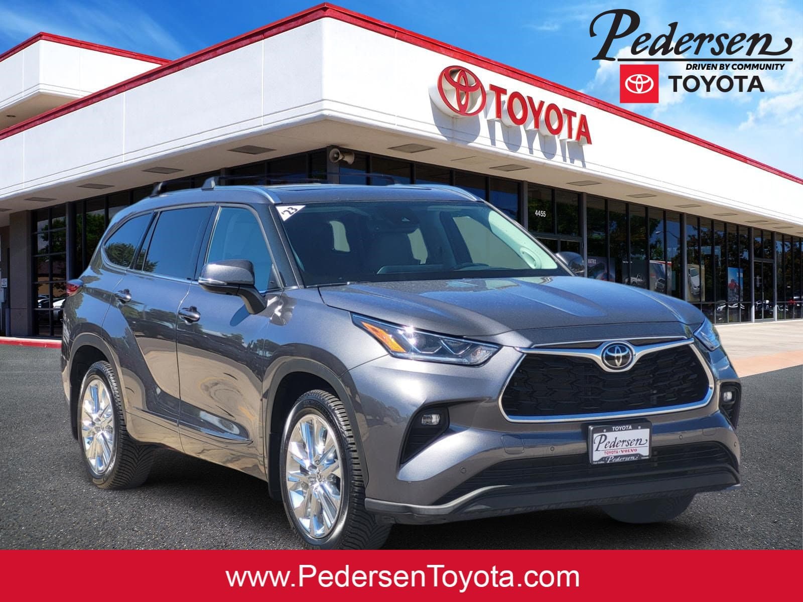 2023 Toyota Highlander - Photo 1