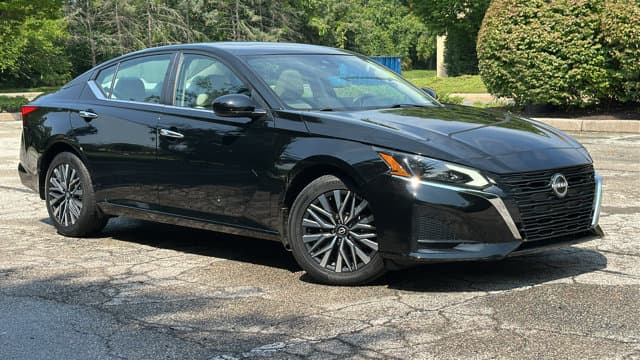 2023 Nissan Altima - Photo 1